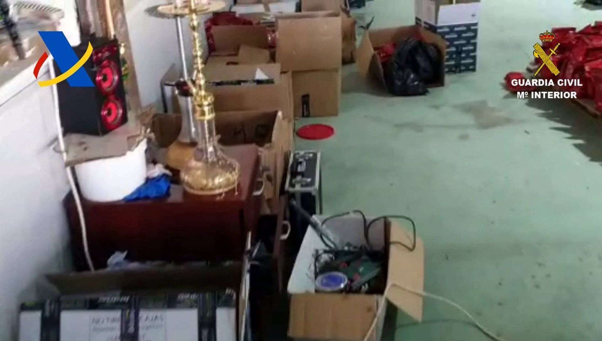 Desmantelamiento en Málaga de la mayor fábrica ilegal de tabaco para "cachimba" descubierta en España.