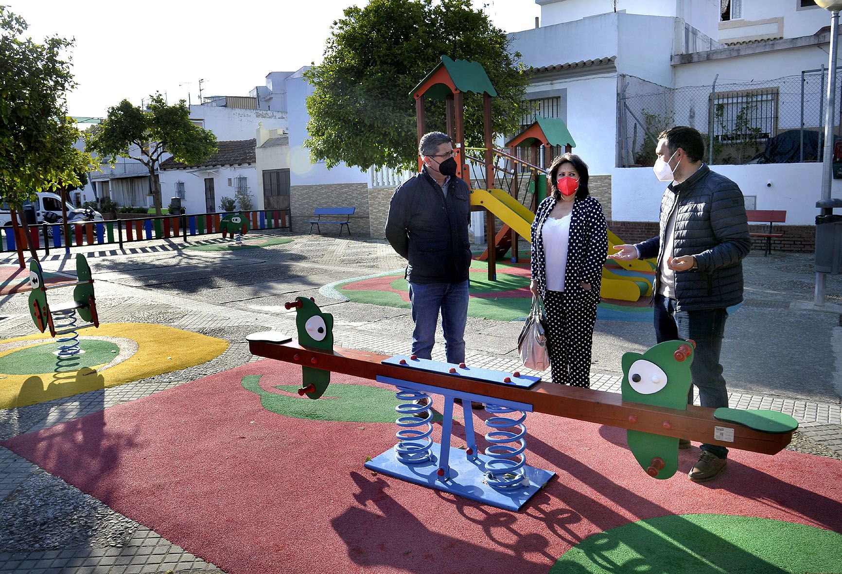 El delegado de medio rural del Ayuntamiento de Jerez, Jesús Alba, en la barriada rural de Torremelgarejo, una de las beneficiadas de los nuevos parques infantiles