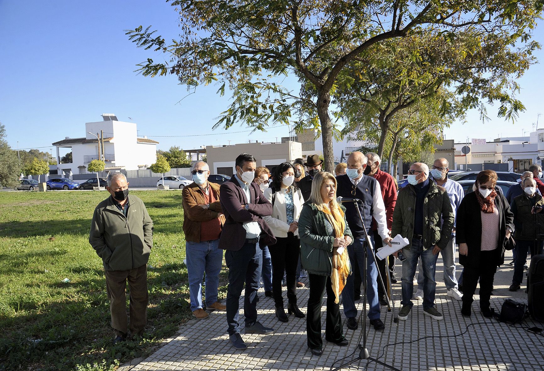 La alcaldesa junto a otros representantes del gobierno local y de los vecinos en la presentación de los nuevos aparcamientos y equipamientos en las barriadas de San José Obrero y Santa Teresa.