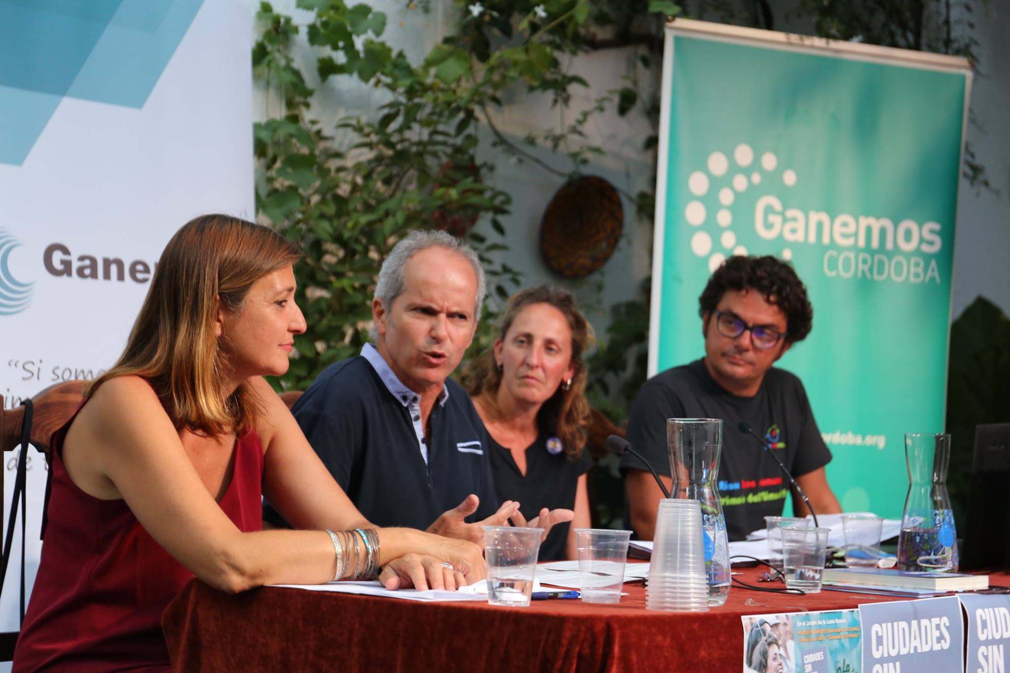 Rafael Blázquez, de Ganemos Córdoba presentando 'Ciudades sin miedo' en Jerez junto a miembros de Barcelona en Comú y Ganemos Jerez.