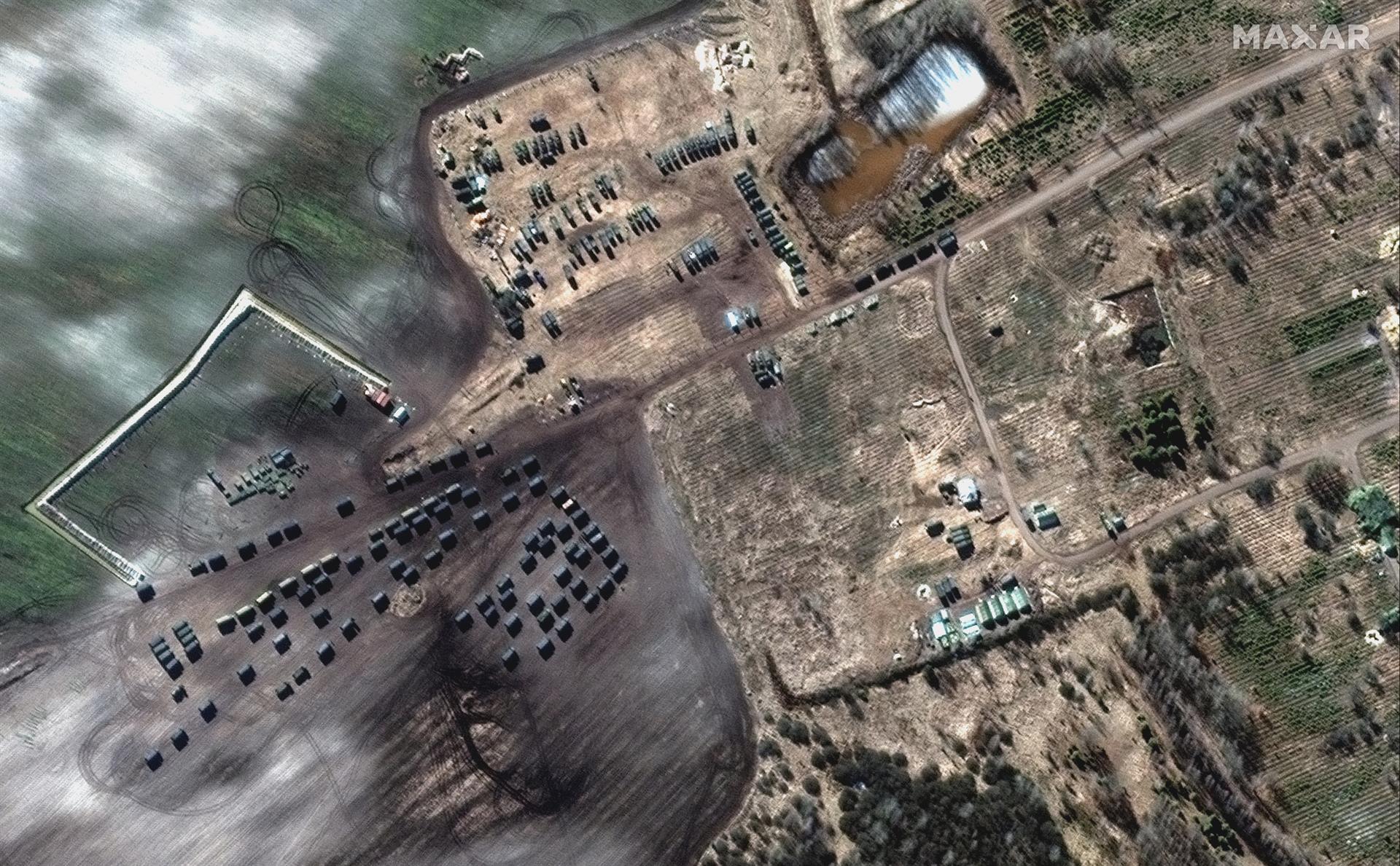 Decenas de tanques rusos se aproximan hacia Kiev. Vista satélite de este martes