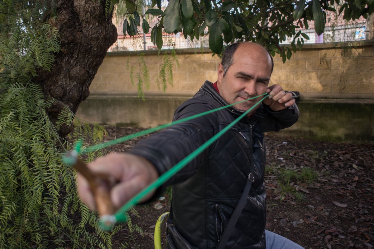 José Vela a punto de disparar con su tirachinas tradicional. FOTO: MANU GARCÍA. 