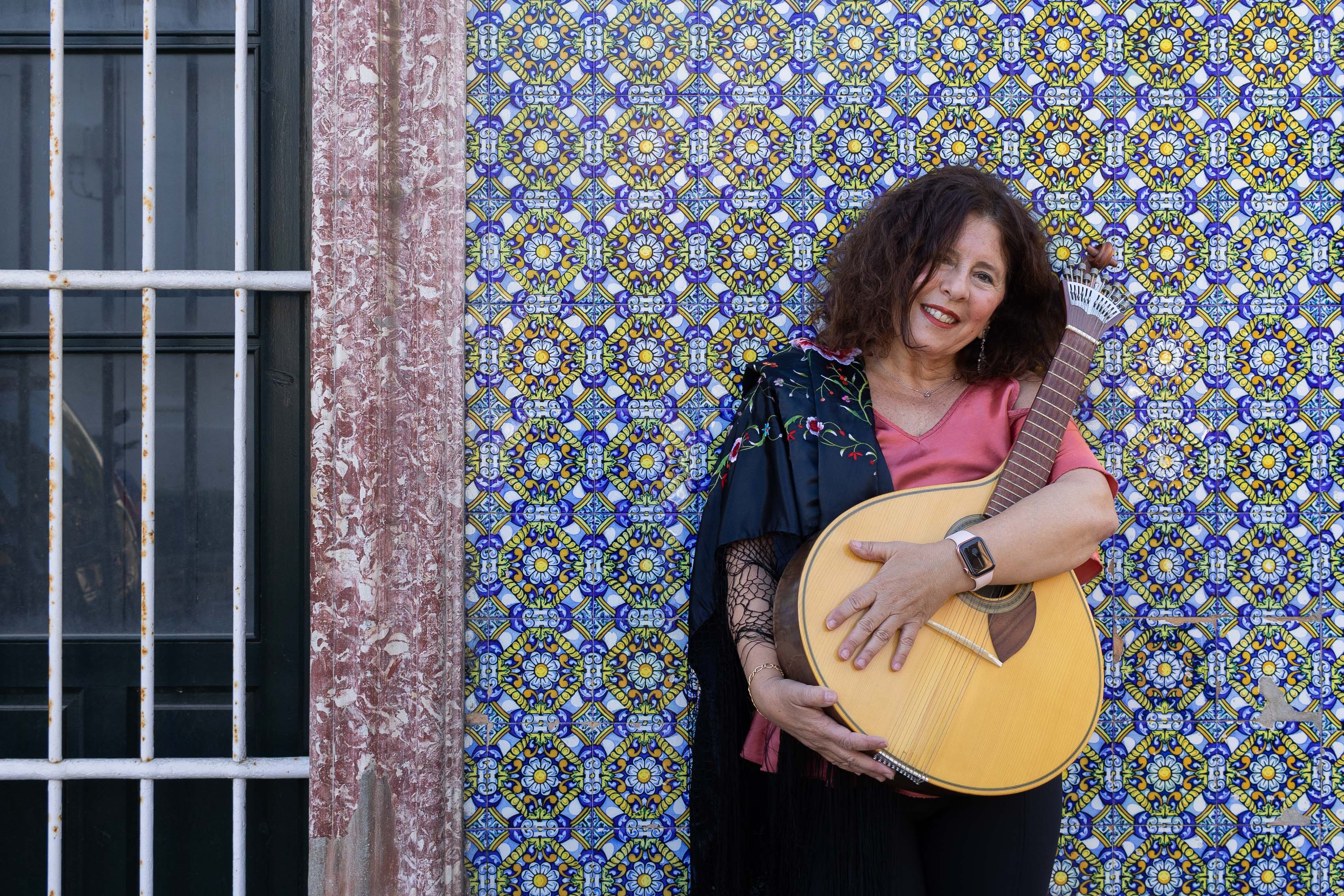 La fadista Ana Ruiz con una guitarra portuguesa.