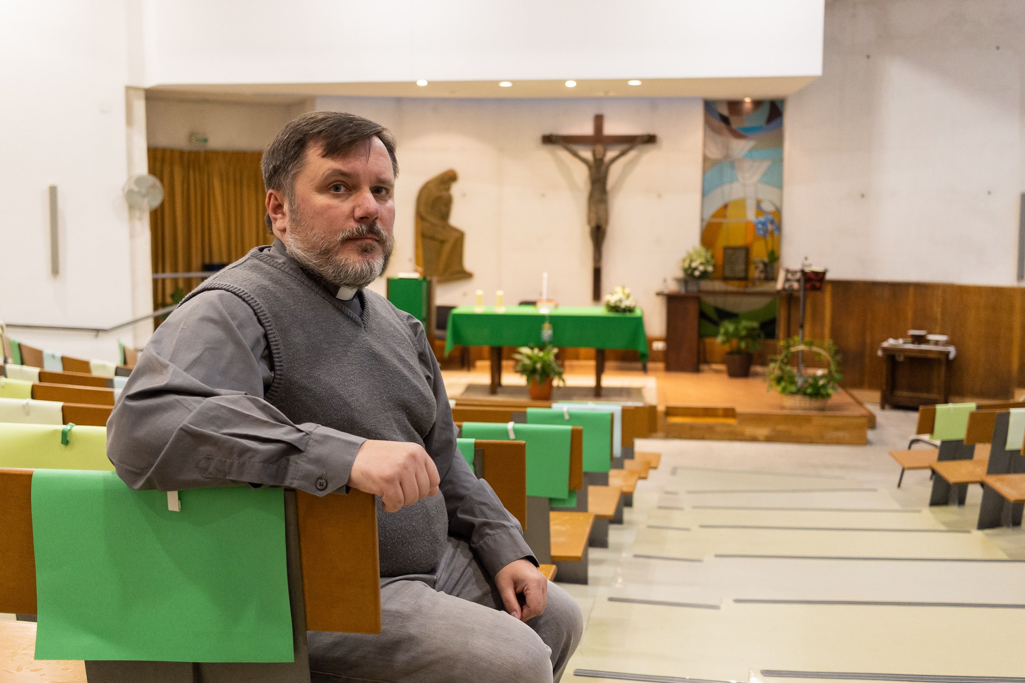 El sacerdote ucraniano que atiende a la comunidad residen...