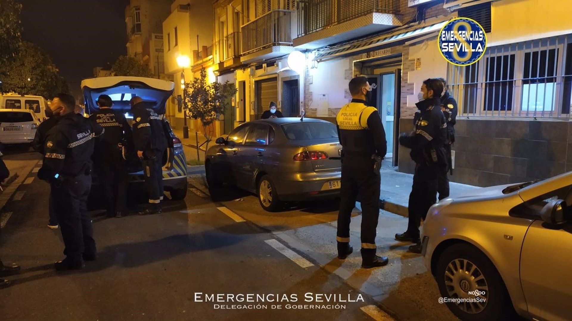 Agentes de la Policía Local de Sevilla, en su intervención tras el robo con violencia.
