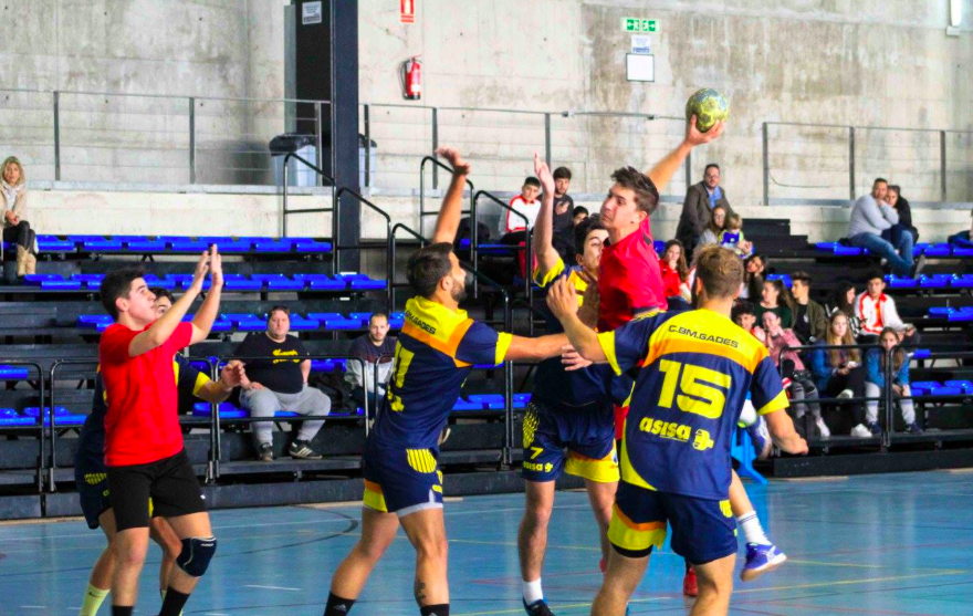 Partido de balonmano en el polideportivo del Centro Histórico de Cádiz.