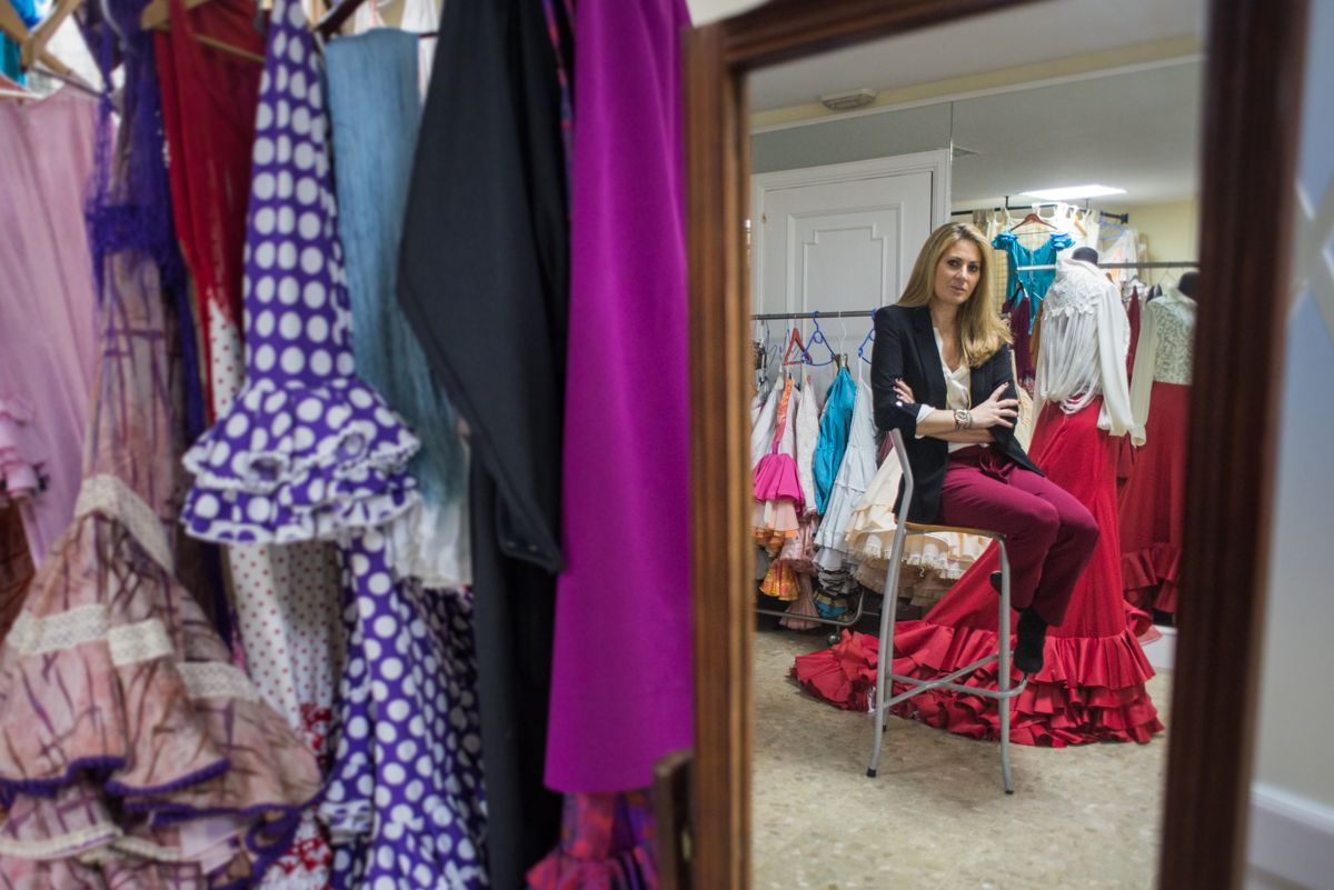Ana Belén Morillo, en el taller de Ana Ricardi, una de las diseñadoras que participa en su Pasarela Flamenca Jerez Tío Pepe 2019. FOTO: MANU GARCÍA