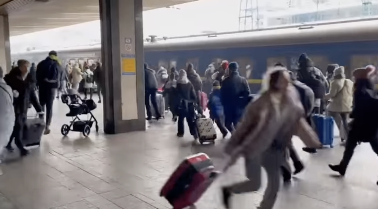 Personas huyendo en la estación central de Kiev.