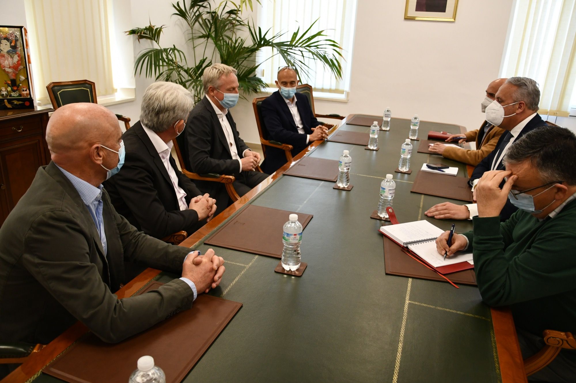 El nuevo consejero delegado de la compañía Cepsa, Maarten Wetselaar, ha realizado una visita institucional al alcalde de San Roque, Juan Carlos Ruiz Boix.