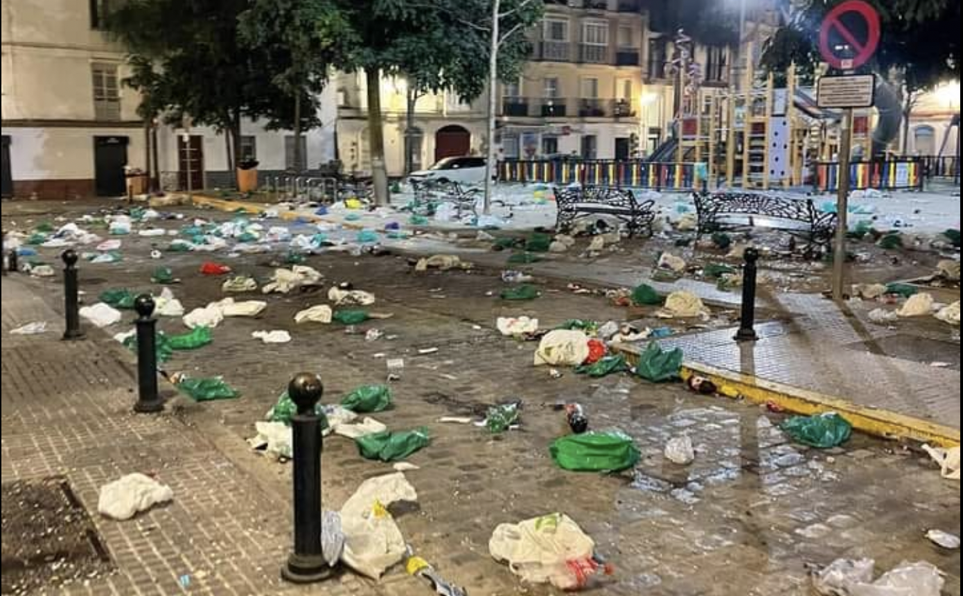 Una ambulancia del 061, atrapada en plaza Mina por el botellón en el Carnaval de Cádiz. En la imagen, restos de botellonas en Cádiz, el pasado fin de semana.