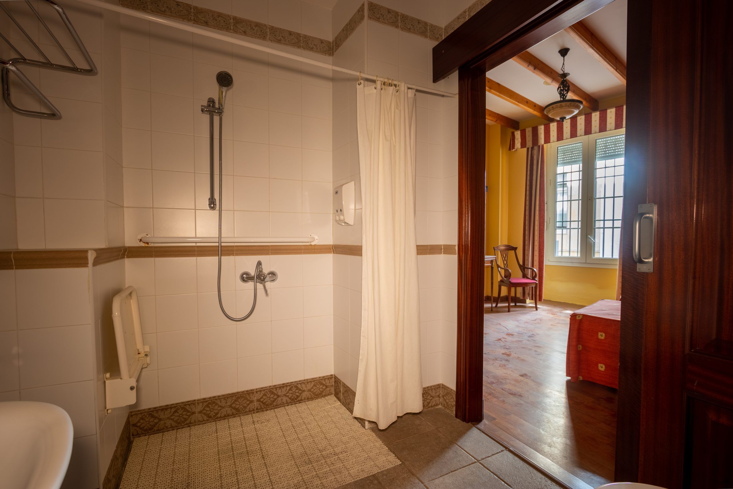 Baño y habitación del Hotel Serit
