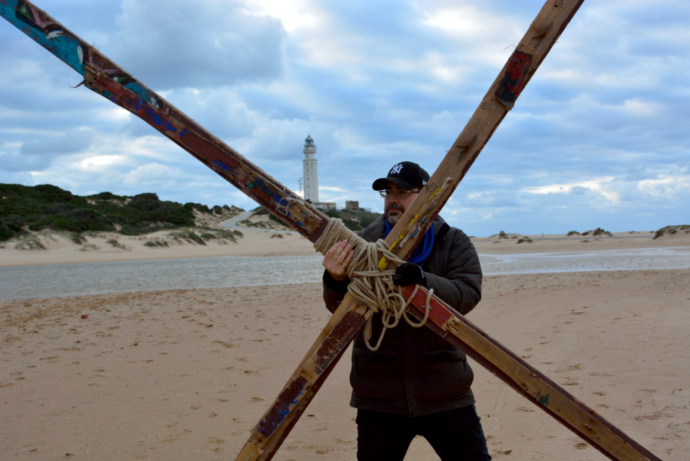 El artista Marc Montijano haciendo la cruz en Los Caños. FOTO: MARC MONTIJANO. 