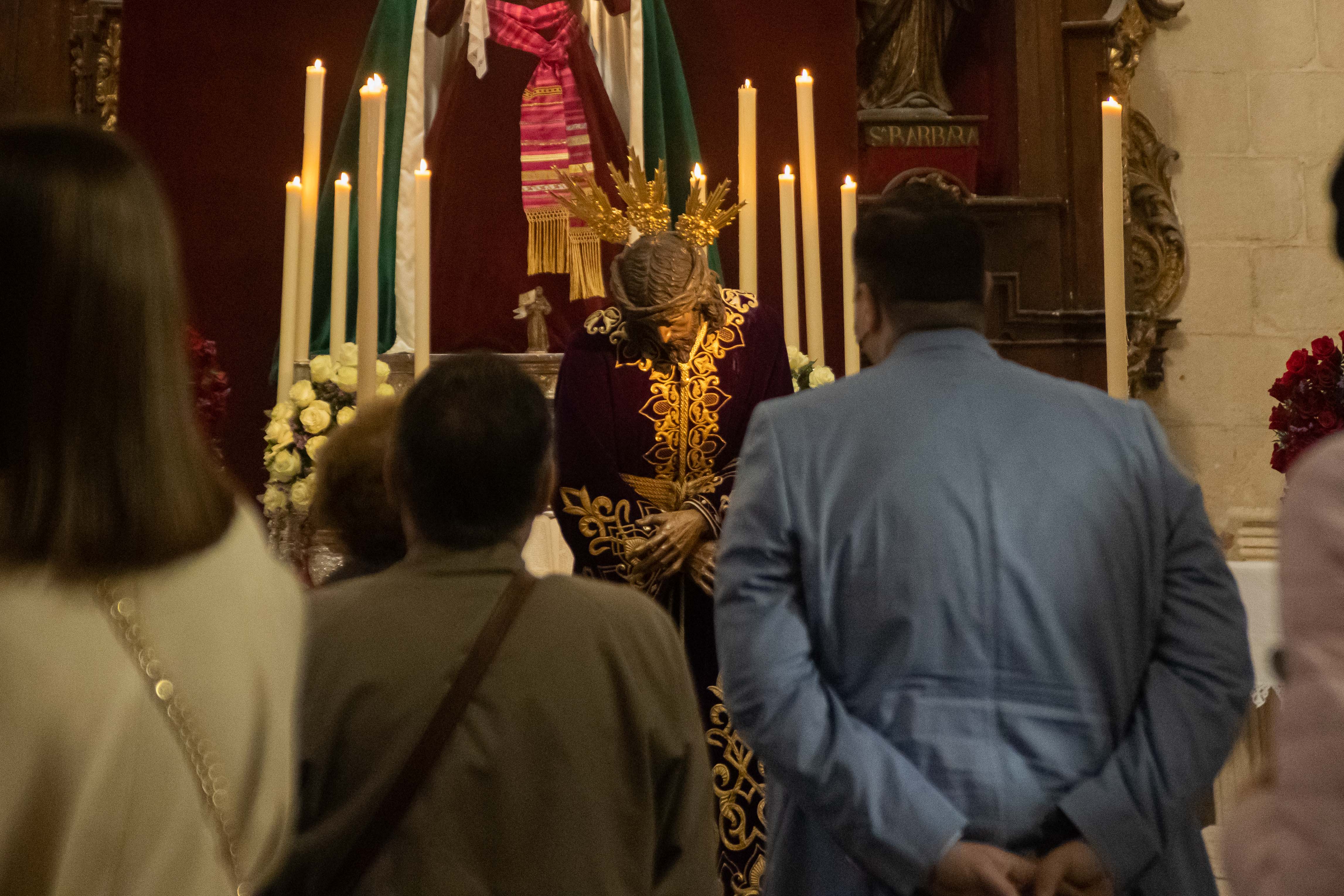 Devotos rezando ante el Señor de la Vía Crucis.