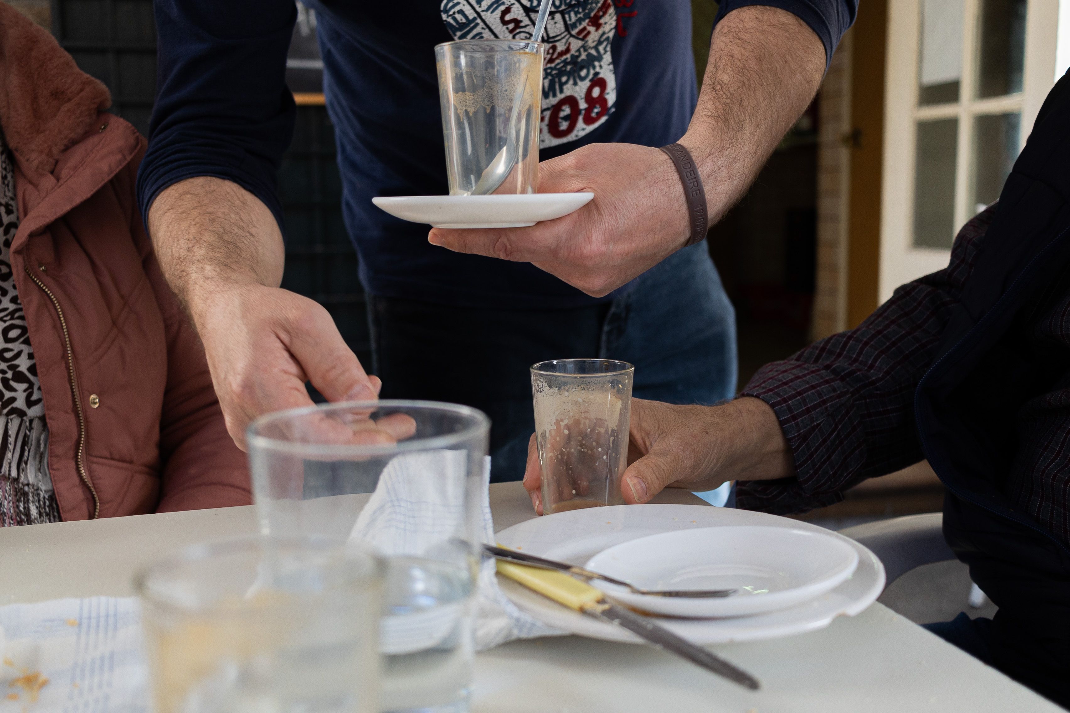 Un camarero atendiendo a unos clientes en un establecimiento hostelero, en una imagen de archivo. Un camarero atendiendo a unos clientes en un establecimiento hostelero, en una imagen de archivo.
