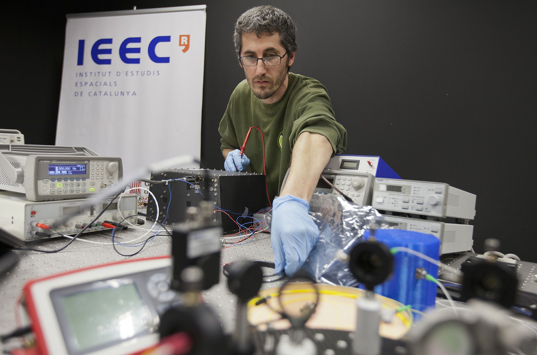 El ingeniero jerezano Ignacio Mateos, en el laboratorio del Instituto de Ciencias del Espacio (CSIC-IEEC). FOTO: JOSÉ LUIS JAIME. 
