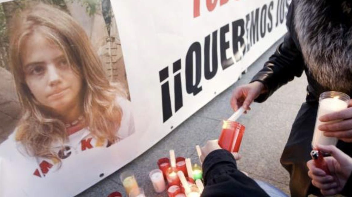 Una pancarta en memoria de la menor asesinada.