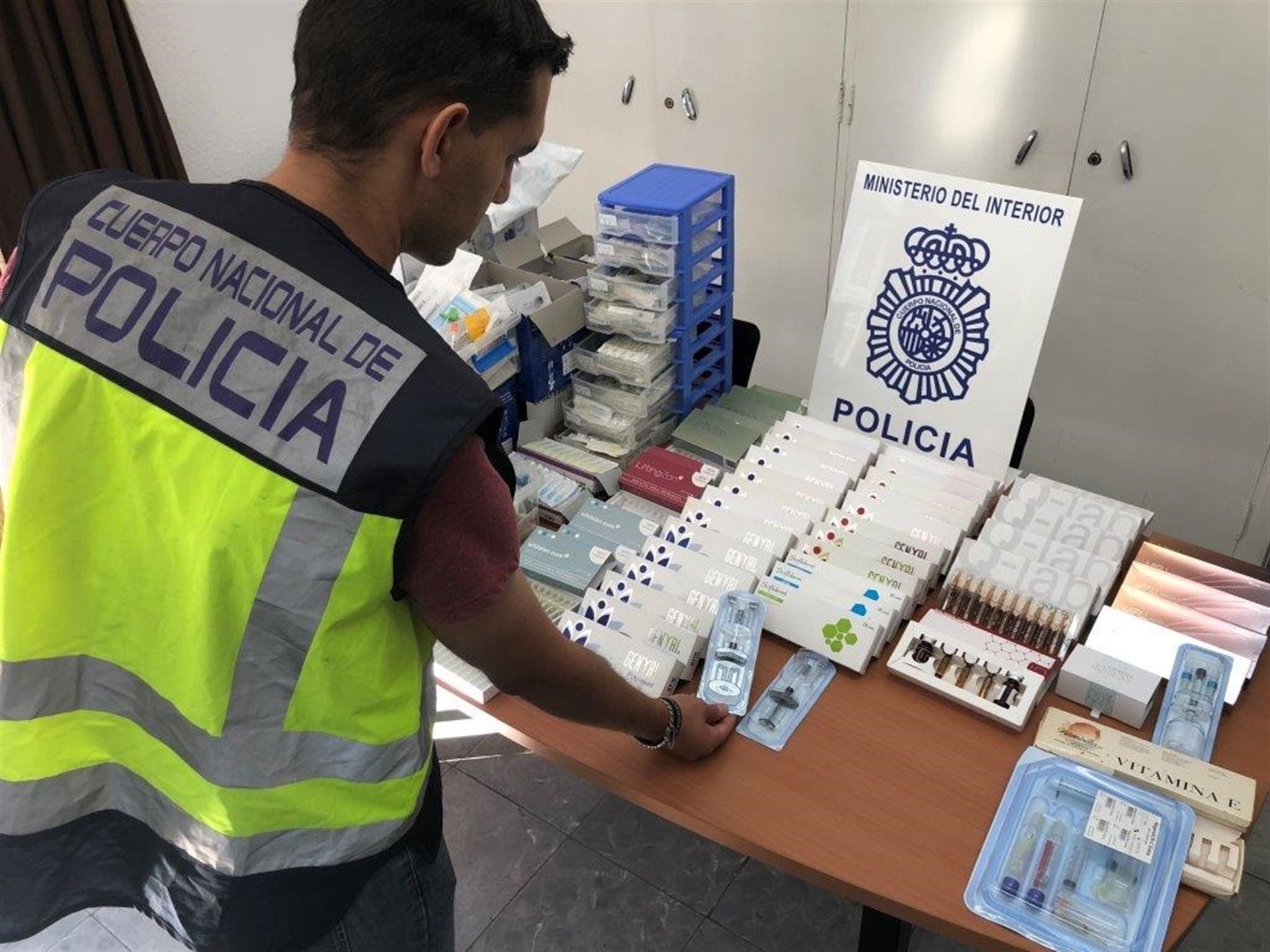Material requisado por la Policía en la clínica fraudulenta.