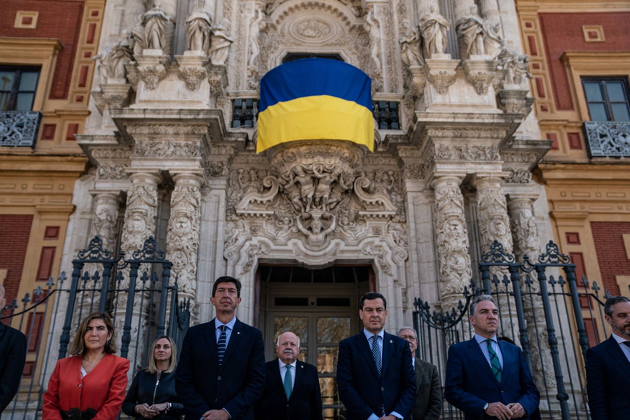 La bandera de Ucrania desplegada por el Gobierno de Andalucía en San Telmo.