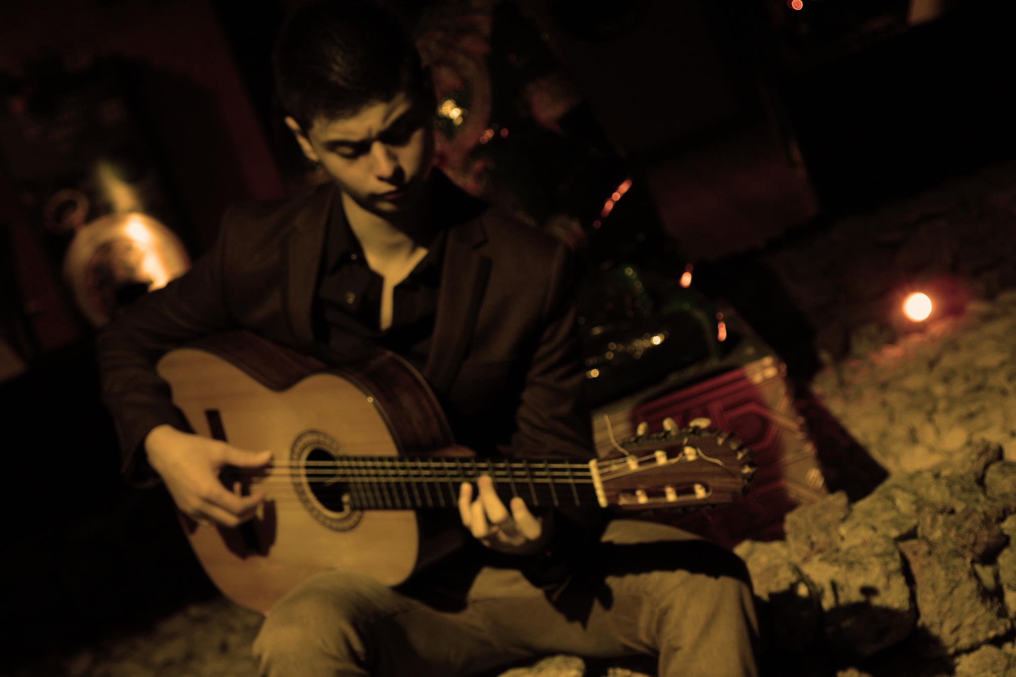 El joven guitarrista Armando Linares, fallecido este jueves, en una imagen de su cuenta personal de Facebook.