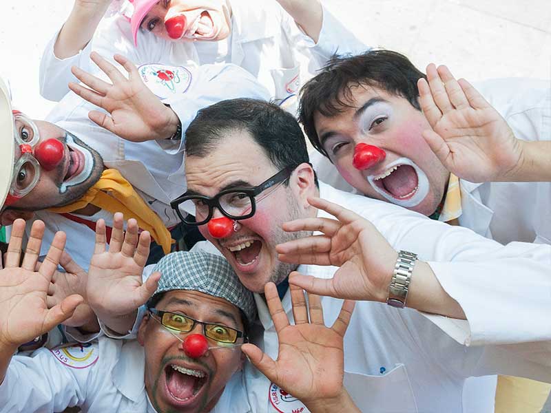 Payasos disfrazados de médicos, en una imagen de archivo. 