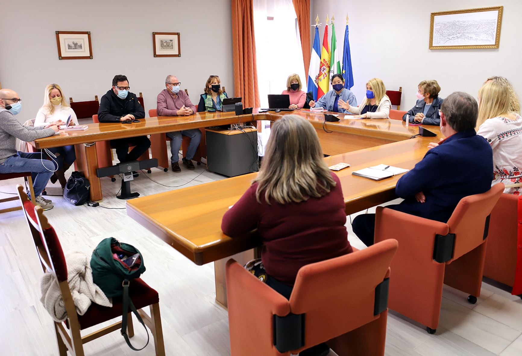 El Ayuntamiento, presidido por la alcaldesa Mamen Sánchez, coordina un dispositivo de ayuda a refugiados tras la invasión rusa con entidades de acogida e integración.