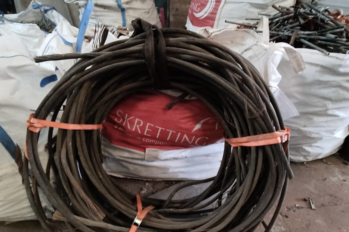 El dueño de una planta de reciclaje compraba cientos de kilos de cobre robados en las vías del tren en Puerto Real.