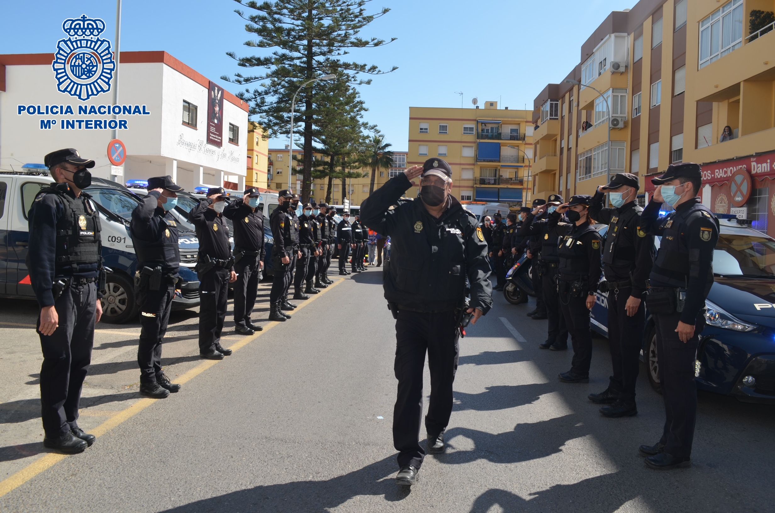 Emotivo homenaje al policía José Carmona Sánchez en uno de sus últimos días de trabajo en El Puerto.