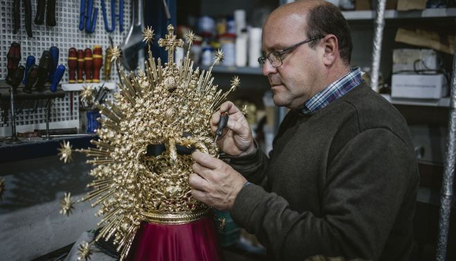 El orfebre trabajando en una corona de salida.   ESTEBAN