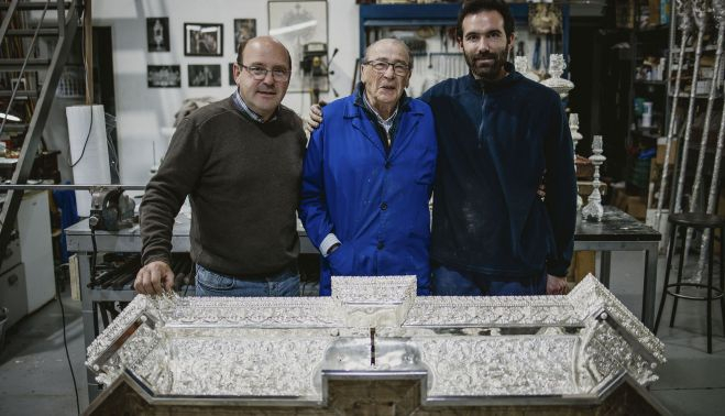 García Falla, su padre y un oficial del taller ante una peana de una cofradía de Cádiz.   ESTEBAN
