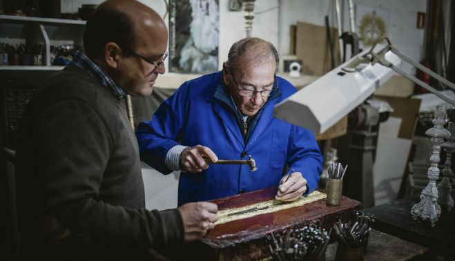 Los García cincelando piezas de las nuevas jarras de La Exaltación.   ESTEBAN