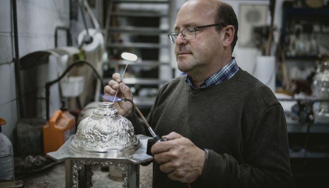 El orfebre jerezano dando el toque final a una pieza.    ESTEBAN 