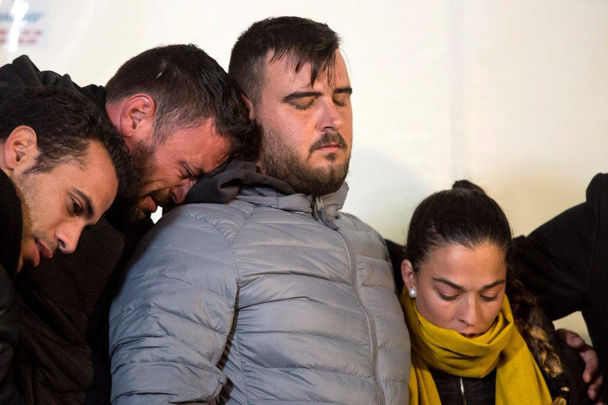 La familia del menor tras conocerse la fatal noticia. FOTO: INFORMATIVOS TELECINCO