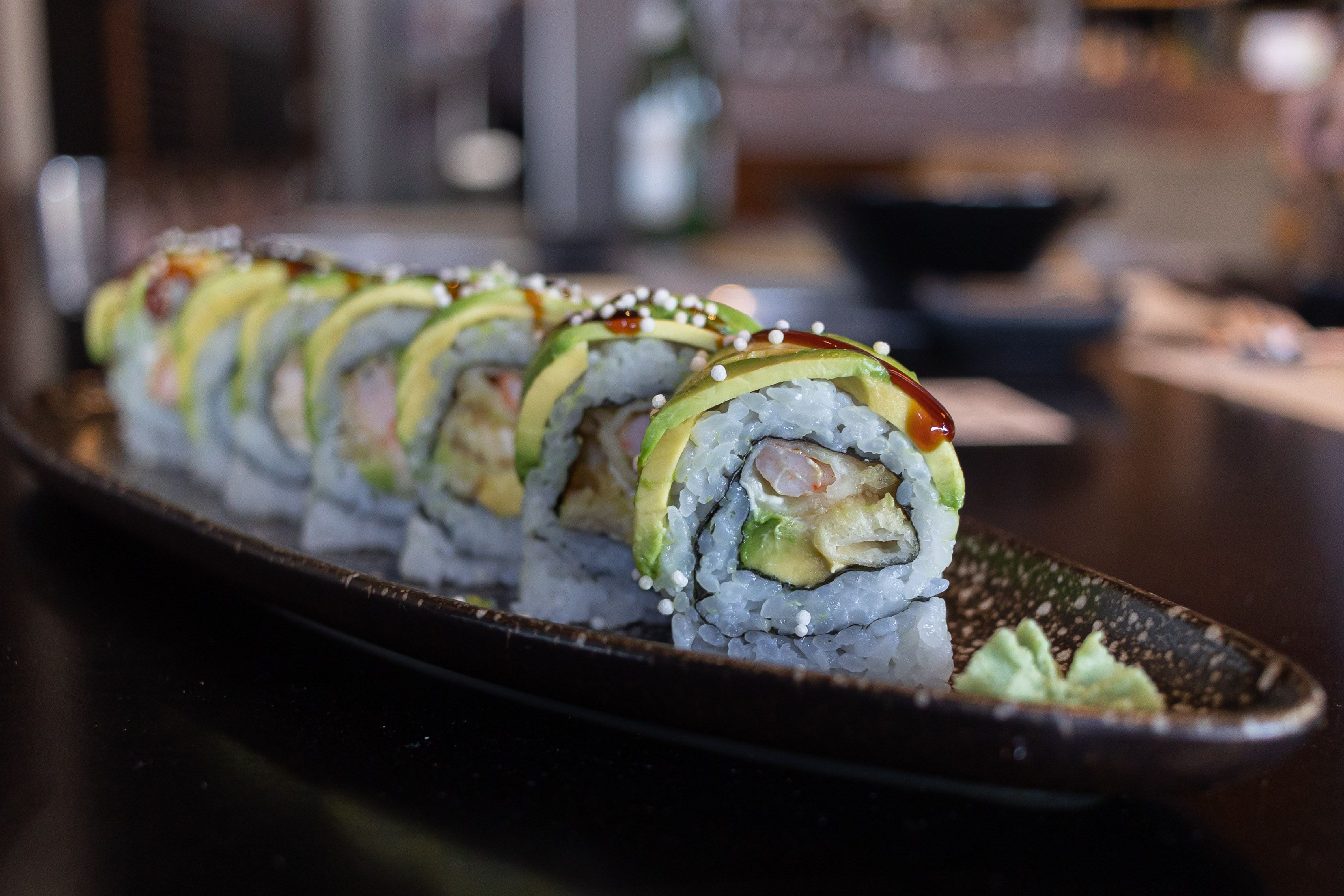 Un plato de sushi Uramaki dragon roll.