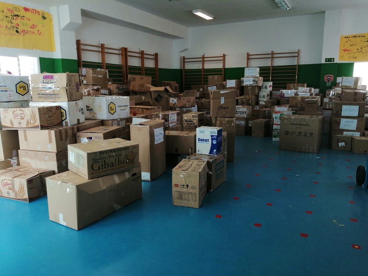 Cajas recogidas en la campaña del CEIP Guadaluz para ayudar a las familias ucranianas.
