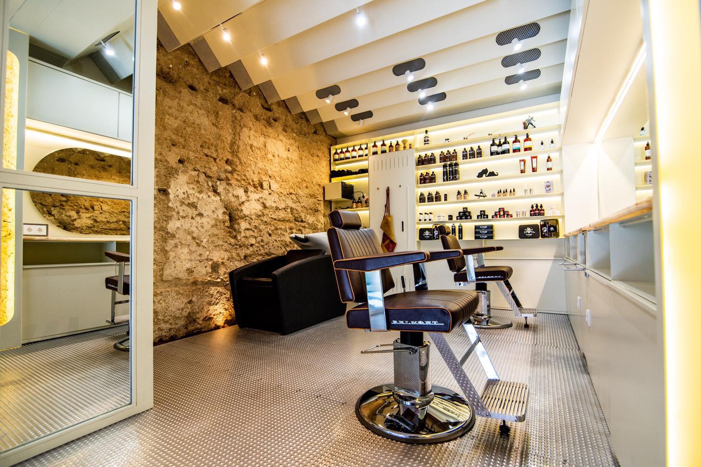 Interior de la peluquería ubicada en Chipiona.