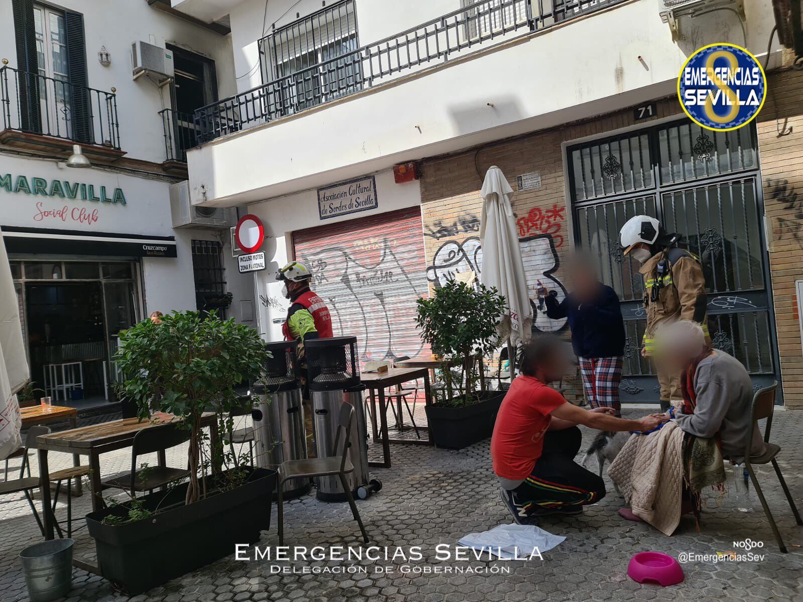 Un incendio en el centro de Sevilla acaba con una mujer de 61 hospitalizada y la vivienda inhabitable. FOTO: EMERGENCIAS SEVILLA.