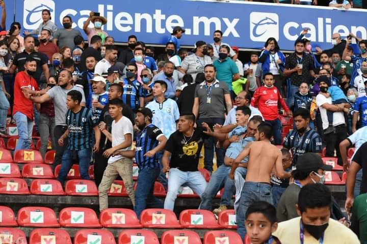 Imagen de una pelea en un partido de fútbol en México donde hubo al menos 17 muertos en una pelea. FOTO: Twitter Ale Cortés. 