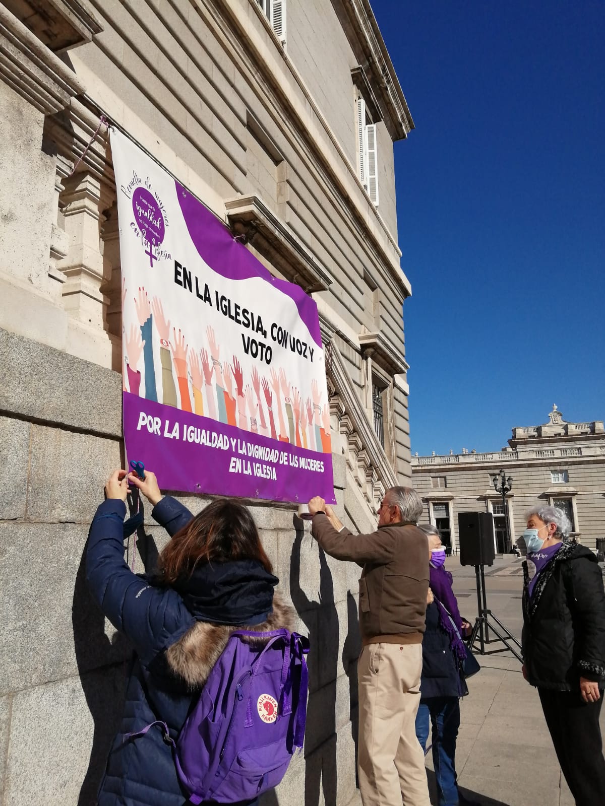 Mujeres católicas se concentran ante las catedrales de Sevilla, Córdoba y Granada para exigir "igualdad en la Iglesia". FOTO: Twitter Revuelta de Mujeres en la Iglesia