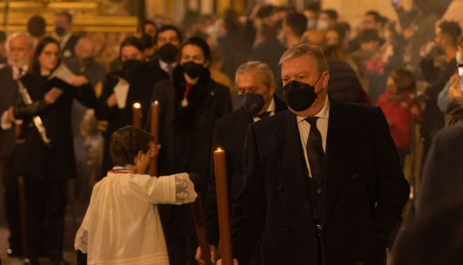 Cortejo de hermanos acompañando al crucificado.    MANU GARCÍA 