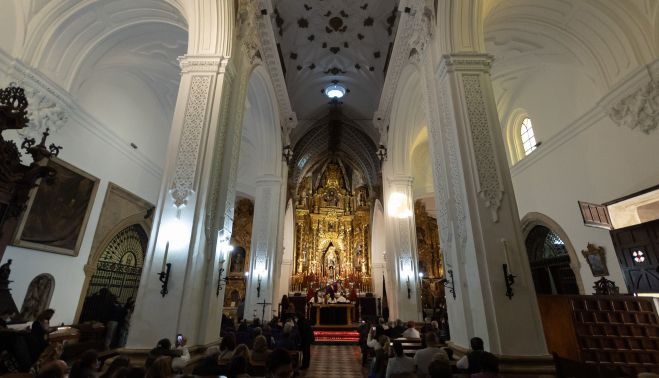 La iglesia de San Lucas, el viernes, con el Señor de las Tres Caídas en veneración.  MANU GARCIA 