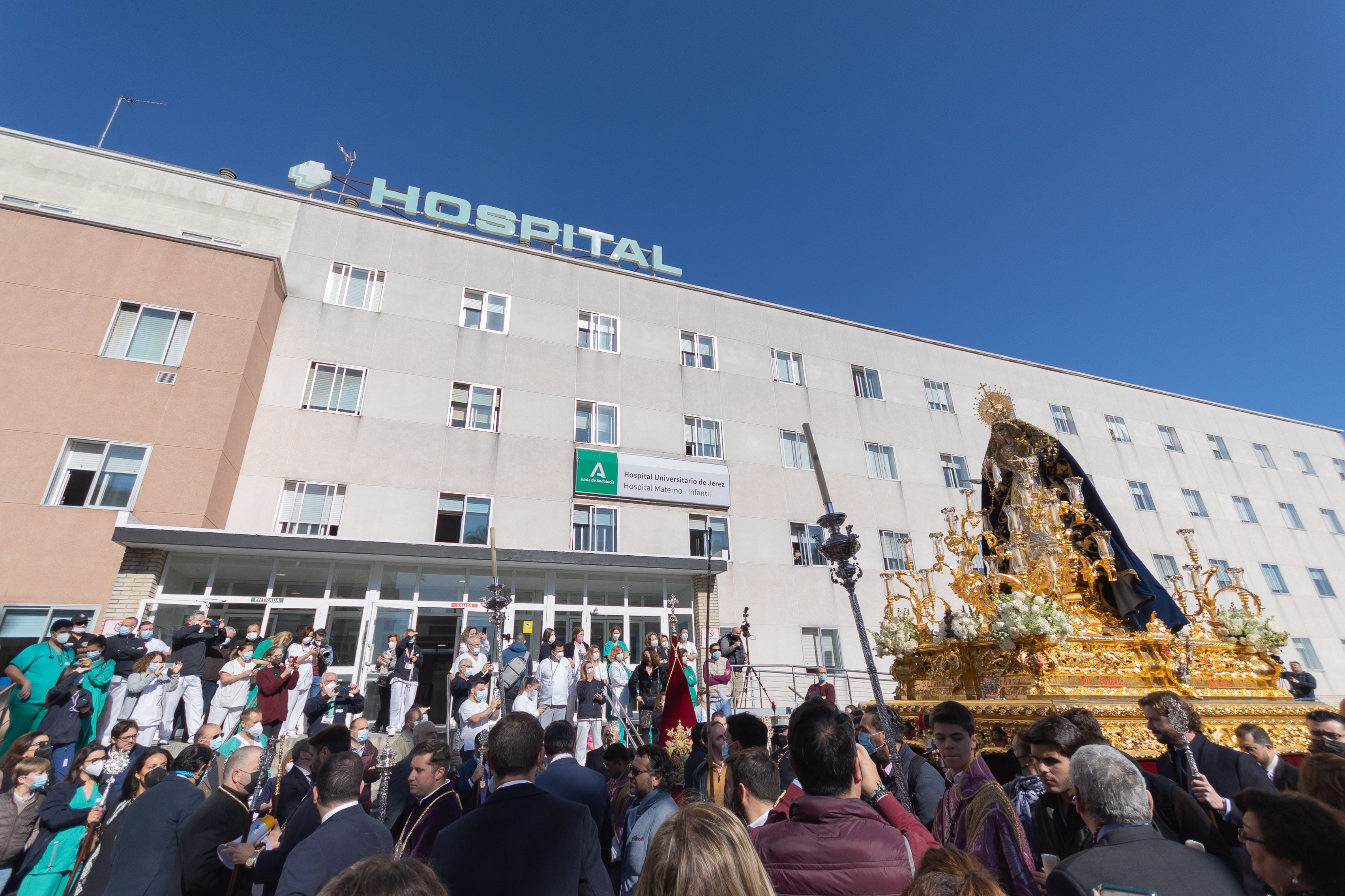 Sobresalto en San Benito: cogen por los brazos a la Virgen de Salud y Esperanza