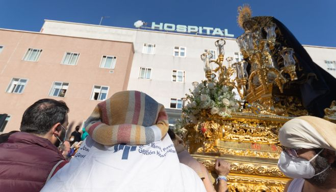 Costaleros viviendo los intensos minutos ocurridos en el Hospital.    MANU GARCÍA 