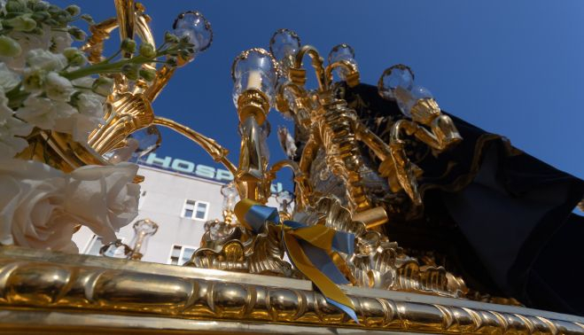 Lazo con los colores de la bandera de Ucrania colocado en el canasto del paso.  MANU GARCÍA 