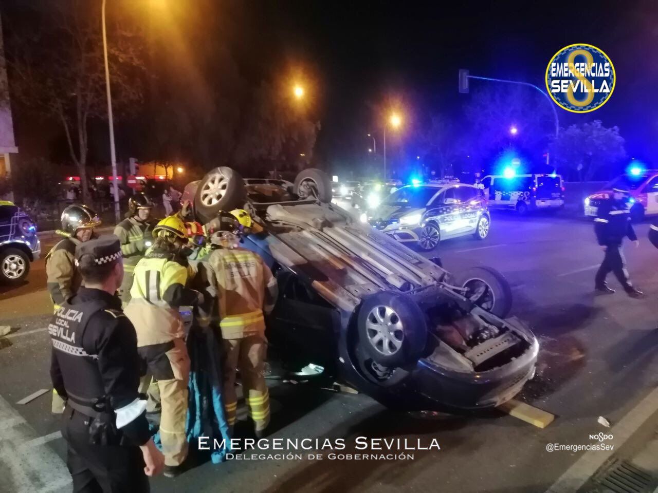 Herido grave tras ser rescatado al volcar su vehículo tras una fuerte colisión en Sevilla.