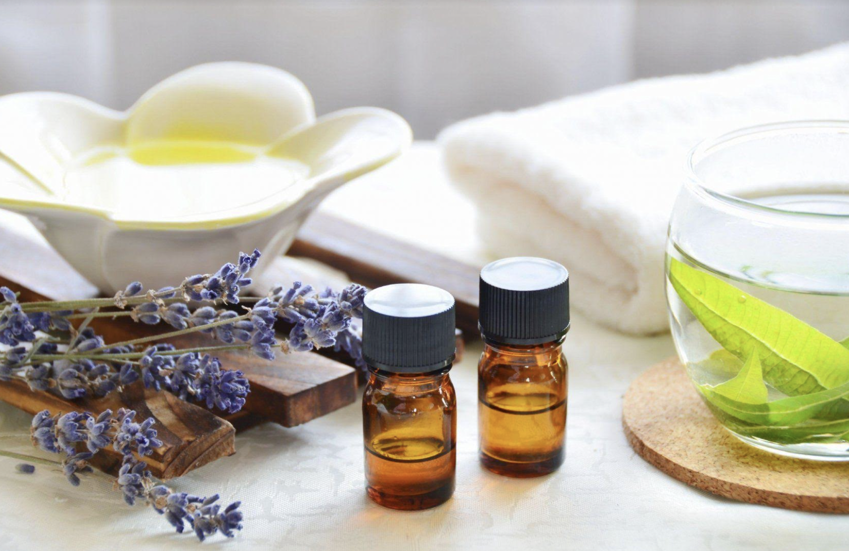 Enfoque de aromaterapia: aceites esenciales en cosméticos.