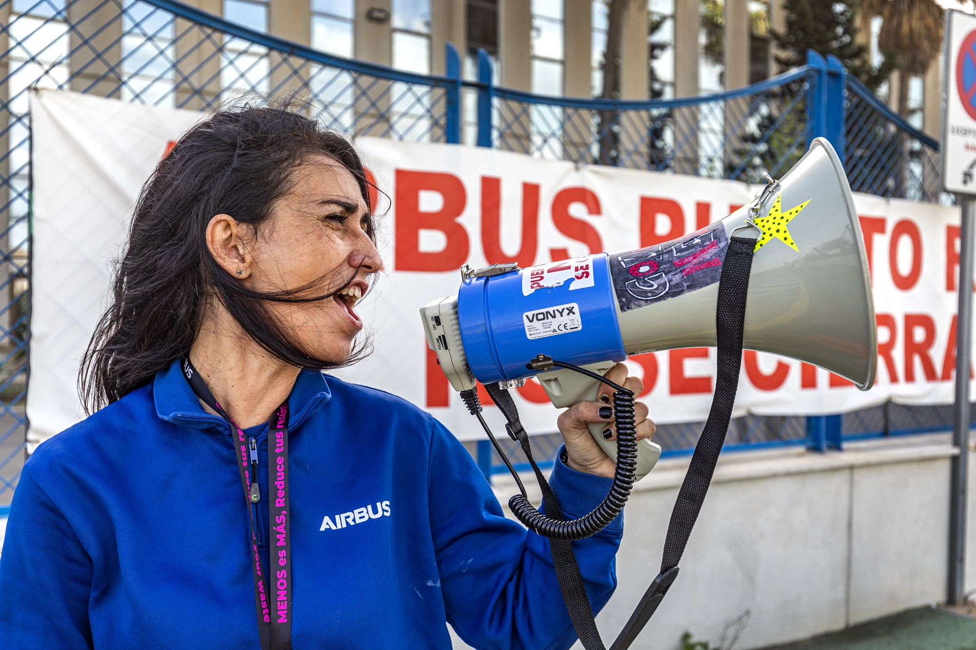 Carmen, una de las trabajadoras protagonistas del reportaje ganador del Beatriz Cienfuegos, con el megáfono, en la entrada de la planta de Airbus en Puerto Real.