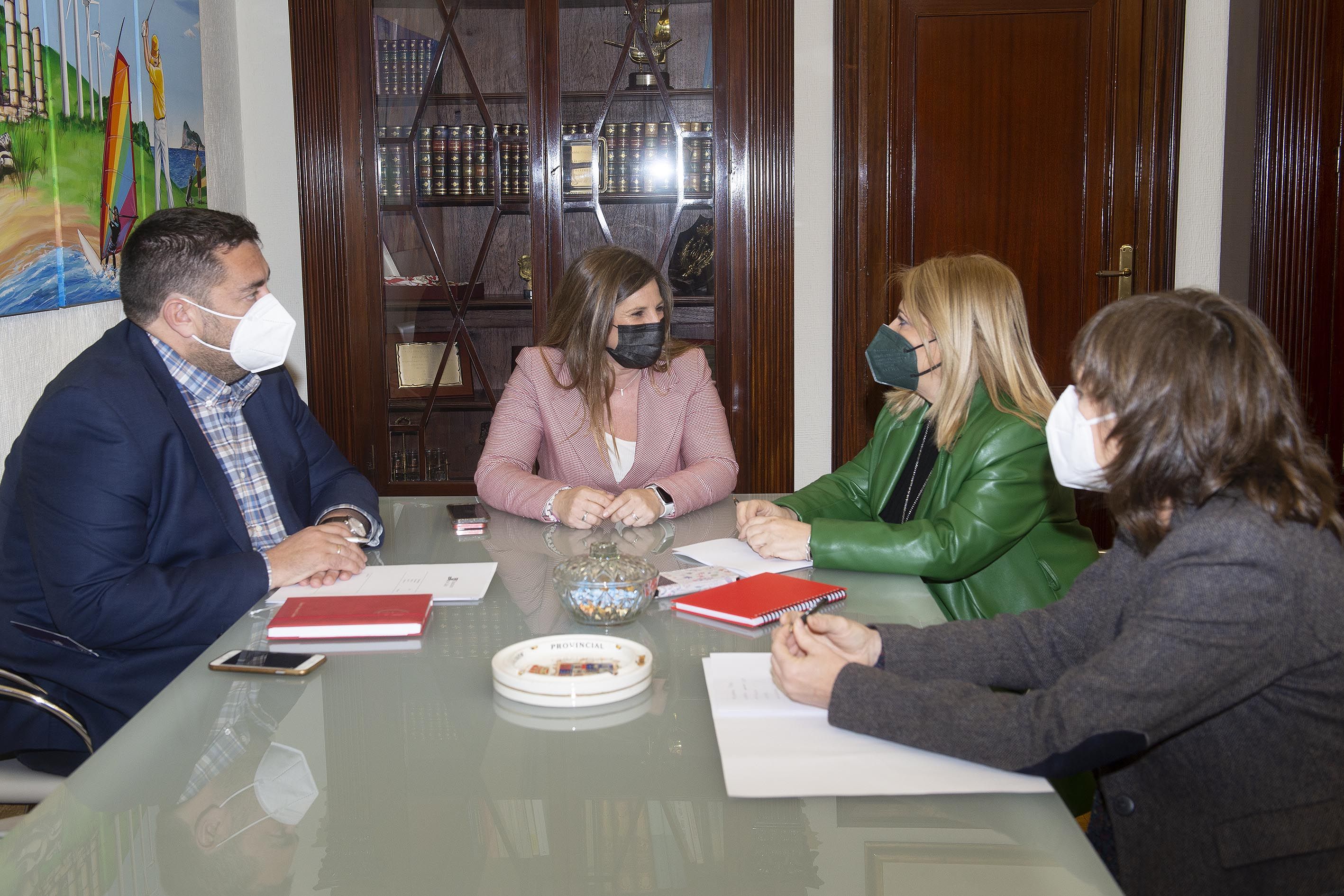 Irene García con Mamen Sánchez, junto a Jaime Armario y Laura Álvarez, en un encuentro en la Diputación de Cádiz, este pasado lunes.