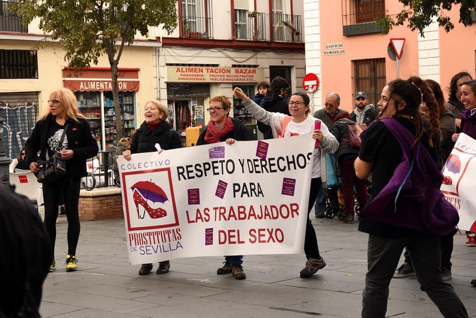 Integrantes del Colectivo de Prostitutas de Sevilla durante una concentración en el Pumarejo.