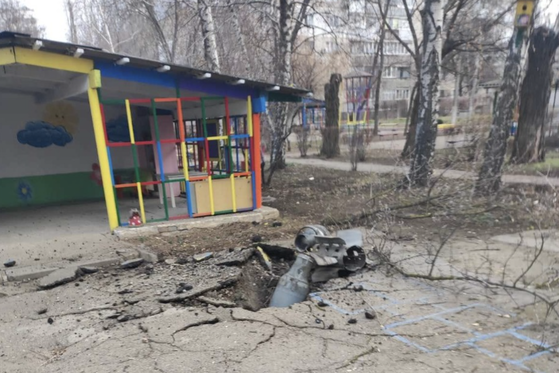 Proyectiles tras haber abierto un boquete en el patio de recreo de un jardín de infancia en Kharkiv, hace dos días.