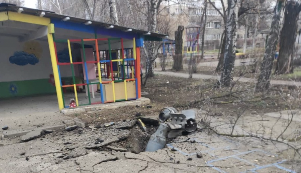 Proyectiles tras haber abierto un boquete en el patio de recreo de un jardín de infancia en Kharkiv, hace dos días.